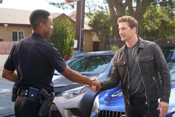 Bild 1 von 2: Jackson West (Titus Makin Jr., l.) trifft auf den Schauspieler Sterling Freeman (Daniel Lissing, r.), der ihn für sein Fahrmanöver lobt.