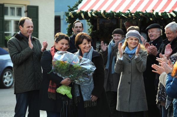 Bild 1 von 11: Hubert bedankt sich bei den Landfrauen für ihre Arbeit. Von links: Hubert Kirchleitner (Bernhard Ulrich), Monika Vogl (Christine Reimer), Mike Preissinger (Harry Blank), Rosi Brunner (Brigitte Walbrun), Xaver (Michael Schreiner), Uschi Guggenmoser (Silke Popp), Pfarrer Kurz (Hans Stadlbauer) und Joseph Brunner (Wilhelm Manske).