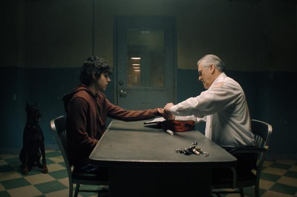 Bild 1 von 3: Chief Dandridge (Bruce Campbell, r.) nimmt sich Dylan (Emjay Anthony, l.) auf dem Polizeirevier vor. Was weiß Dylan über den verschwundenen Teenager Ryan und hat seine Heavy-Metall-Band etwas mit dem mysteriösen Vorfall zu tun?