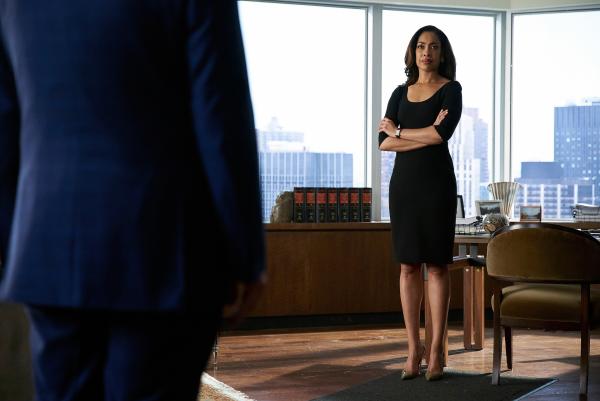 Bild 1 von 2: Für Jessica (Gina Torres) wird es ungemütlich: sie wird erpresst und soll ihren Posten als geschäftsführende Partnerin räumen. Wird sie eine Lösung finden, um ihre Position zu retten?