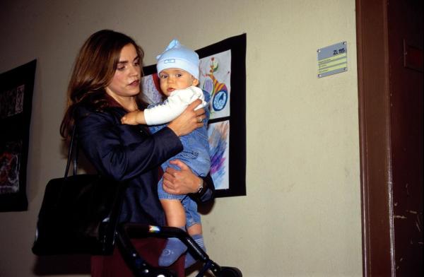 Bild 1 von 12: Benny soll ins Heim. Sandra (Rebecca Immanuel) geht mit ihm zum Jugendamt. Doch als ihr ein strenger Beamter im Flur entgegentritt, erwachen ihre Muttergefühle. Nie und nimmer kann sie den kleinen Benny einfach so weggeben ...