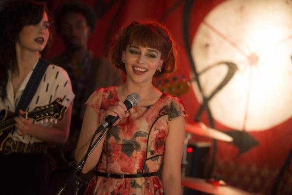 Bild 1 von 19: Evelyn (Emilia Clarke) musste ohne ihren Vater aufwachsen, da der die letzten 12 Jahre im Knast verbracht hat. Dom gelobt Besserung und will seiner Tochter zeigen, dass er sich geändert hat, gleichzeitig setzt er sich aber auch sofort wieder mit seinem alten Boss in Kontakt, der ihm noch so einiges an Beute schuldet ...