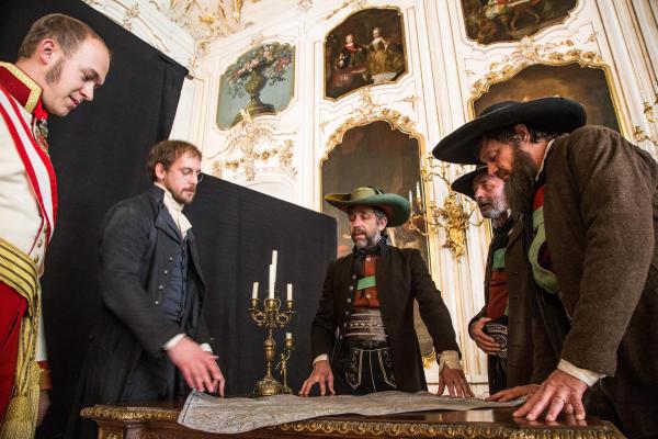 Bild 1 von 5: Im Bild: Erzherzog Johann (Alexander Hoffelner), Josef von Hormayr (David Jakob), Tiroler Hauptmann (Gebhard Eberhart), Tiroler Hauptmann (Heinz Tipotsch), Andreas Hofer (Harald Windisch).