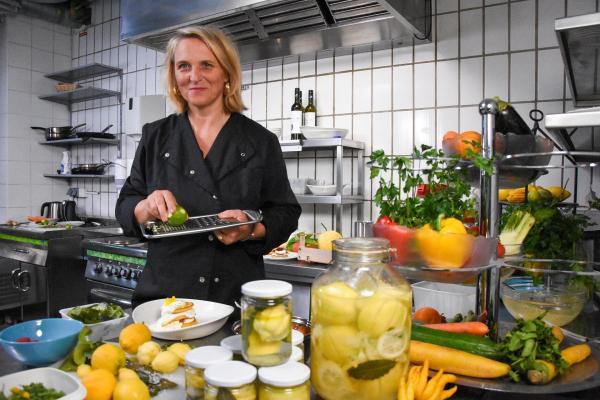 Bild 1 von 14: Im Bild: Margit Stolzlechner, Patronin und Küchenchefin von der Hollerei nahe Schönbrunn.