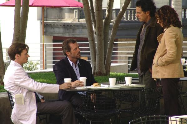 Bild 1 von 22: Paula (Wendy Gazelle, r.) und Andy (Robin Thomas, 2.v.r.) machen sich große Sorgen um ihren Sohn. Sie bitten Dr. Jack Wilson (Robert Sean Leonard, l.) und Dr. House (Hugh Laurie, 2.v.l.) um Hilfe.