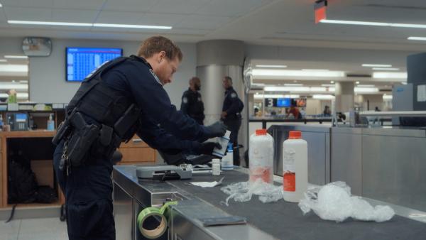 Bild 1 von 3: Den Drogentestgeräten der US-Zollbeamten entgeht so gut wie nichts. Auch nicht die Vergewaltigungsdroge GBL im Gepäck eines angeblichen Partyveranstalters.