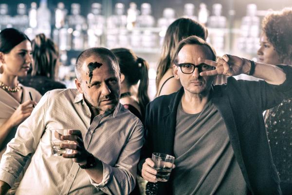 Bild 1 von 9: Im Bild: Samuel Finzi (Nils), Milan Peschel (Andreas).