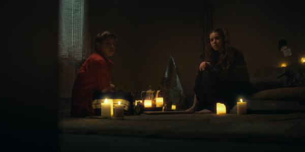 Bild 1 von 7: Rocco (Hoang Minh Ha, l.) und Zoe (Helena Yousefi, r.) finden mit dem Ouija-Board Schlimmes heraus.