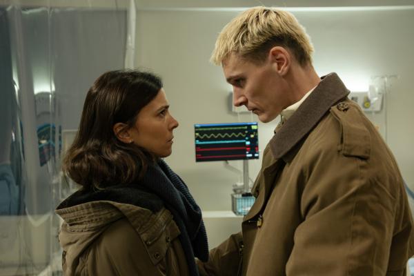 Bild 1 von 6: Teri Marquard (Aylin Tezel, l.) lässt sich von Christian Karanz' (Rick Okon, r.) Drohungen nicht einschüchtern.