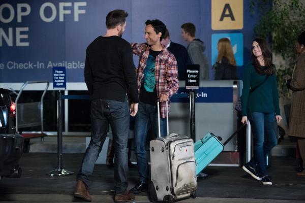 Bild 1 von 35: Es heißt Abschied nehmen: Jeff (Joel McHale, l.) bringt seine Freunde zum Flughafen, denn für Annie (Alison Brie, r.) geht es nach Washington zum F.B.I. und für Abed (Danny Pudi, M.) geht es nach Kalifornien als Produktionsassistent bei einer Sitcom ...