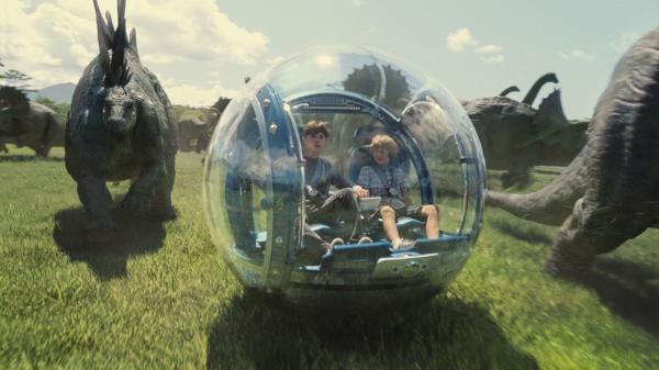 Bild 1 von 9: (L to R) Zach (NICK ROBINSON) and Gray (TY SIMPKINS) roam among the dinosaurs in Jurassic World. Steven Spielberg returns to executive produce the long-awaited next installment of his groundbreaking Jurassic Park series. Colin Trevorrow directs the epic action-adventure, and Frank Marshall and Patrick Crowley join the team as producers.Credit: ILM/Universal Pictures and Amblin Entertainment