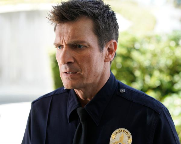 Bild 1 von 3: Als endlich die Prüfungsergebnisse der Rookies bekannt gegeben werden, erstarrt Officer Nolan (Nathan Fillion) für einen Moment. Konnte er sich durch eine erfolgreiche Prüfung als Polizist beweisen?