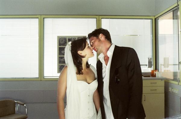 Bild 1 von 19: Auch im Krankenhaus können die Frischvermählten Uli (Benjamin Sadler, r.) und Pia (Katharina Wackernagel, l.) nicht voneinander lassen ...