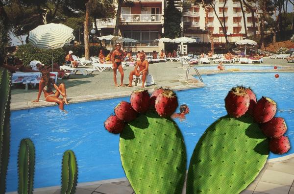 Bild 1 von 1: Im Hotel treffen ost- und westdeutsche Urlauber aufeinander.