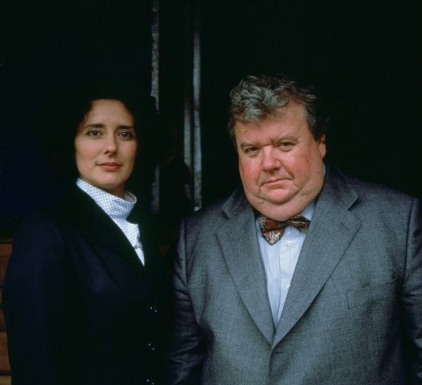 Bild 1 von 7: Dorfarzt Dr. Burgess (Ian McNeice, r.) ist hoffnungslos verliebt in die Reitlehrerin Francesca Ward (Yolanda Vazquez, l.).