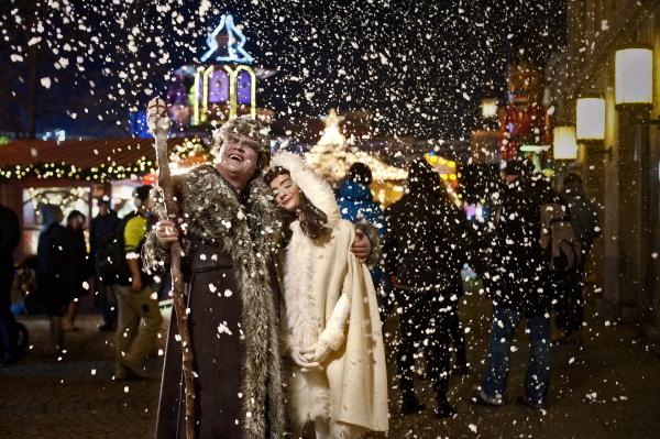 Bild 1 von 3: Väterchen Frost  (Detlev Bierstedt) hat sich mit seiner Tochter Schneeflöckchen (Gloria Endres de Oliveira) versöhnt und lässt es nun für Beuto und Sascha schneien.