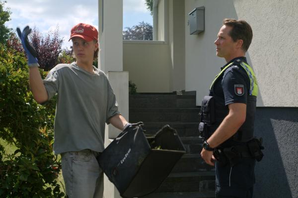 Bild 1 von 6: Dominik (Noah Kraus, l.) erzählt Mattes (Matthias Schloo, r.), dass er sich um die Gärten der ganzen Nachbarschaft kümmert, um etwas Geld zu verdienen, bevor er eine Stelle als Landschaftsgärtner findet.
