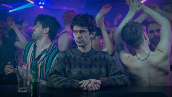 Bild 1 von 3: Nach einem erfolgreichen Arbeitstag findet sich Adam (Ben Whishaw) in einem exklusiven Nachtclub wieder. Doch während alle ausgelassen feiern, kann er nur an die Arbeit denken.