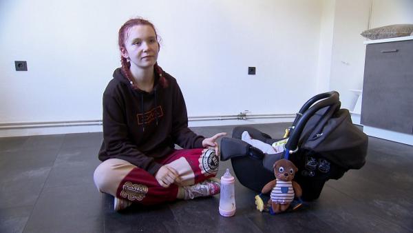 Bild 1 von 2: Lisa ist aufgeregt, denn der Umzug in ihre erste eigene Wohnung mit Baby Prya steht bevor.