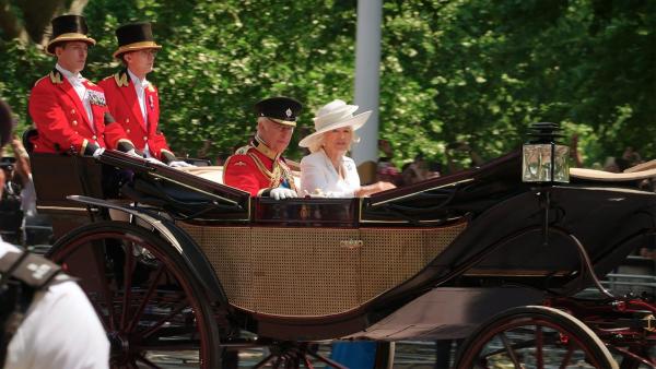 Bild 1 von 4: Im Bild: Galt Elisabeth II. in der Zeit ihrer Regentschaft noch als die Mutter der Nation, so weckten ihr Tod 2022 und die Thronbesteigung ihres Sohnes Charles III. neue Zweifel im Volk.