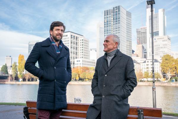 Bild 1 von 5: Bart (Koen De Graeve, l.) berichtet Alidor Van Praet (Gene Bervoets, r.), dass er nach diesem kriminellen Plan endgültig aussteigt und kein Mitglied mehr in der Hochstapler-Bande sein wird.