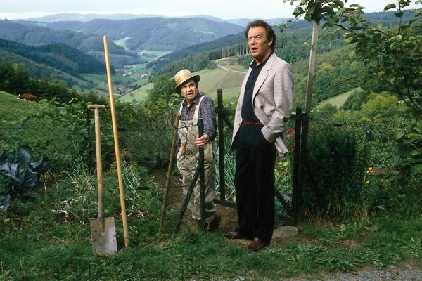 Bild 1 von 3: Professor Brinkmann (Klausjürgen Wussow, r.) besucht seinen Jugendfreund und Landarzt Dr. Marker (Wolfgang Kieling, l.) in dessen Garten. Er hat ein wichtiges Gespräch mit ihm zu führen, das über Dr. Markers Zukunft entscheiden wird.