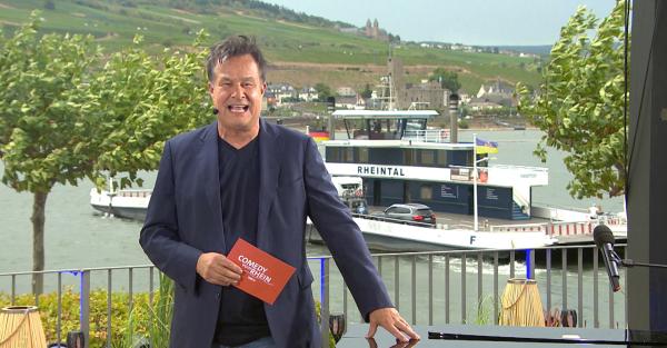 Bild 1 von 1: Kabarettist Lars Reichow erzählt direkt vom Flussufer von großen und kleinen Katastrophen seines Alltags, dazu gibt es Sketche und Musik. Gute Unterhaltung zum Lachen und Genießen.