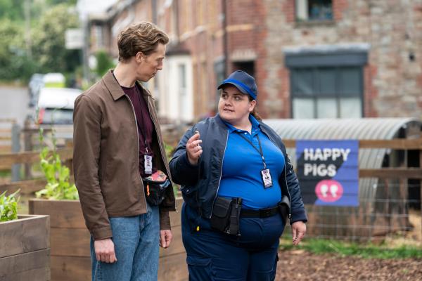 Bild 1 von 4: Stan (Harry Trevaldwyn, l.), der neue Lehrling von Diane (Jessica Gunning, r.), durchläuft bei ihr eine harte Schule.