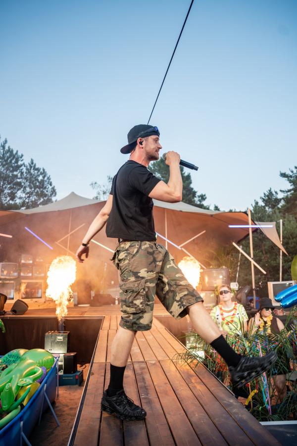 Bild 1 von 6: Der Künstler Ritter Lean performt seinen Song \