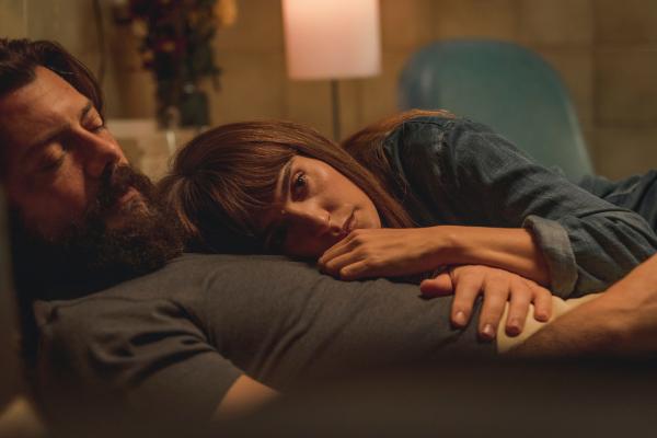 Bild 1 von 14: Helena (Verónica Echegui) weiß nicht, wie sie ihrem Freund Mario (Álvaro Morte) helfen kann.