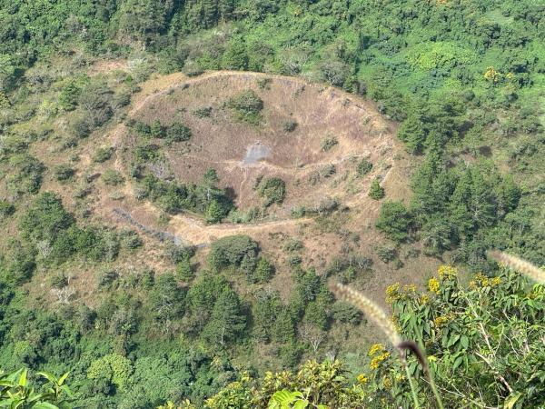 Bild 1 von 6: Der kleine Krater Boqueroncito ist im Krater El Boqueron entstanden.