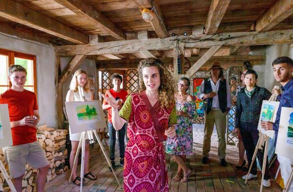 Bild 1 von 2: Im Bild: Die Kunstlehrerin Aline Schöttler (Elisabeth Kanettis, M.) eröffnet die Ausstellung \