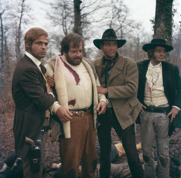 Bild 1 von 19: Als Bill Kiowa nach fünf Jahren aus dem Gefängnis entlassen wird, engagiert er die Revolvermänner Bunny Fox (Franco Borelli, l.), O'Bannion (Bud Spencer, 2.v.l.), Jeff Milton (Wayde Preston, 2.v.r.) und Francis Moran (William Berger, r.), die ihn auf einen Rachefeldzug begleiten sollen ...