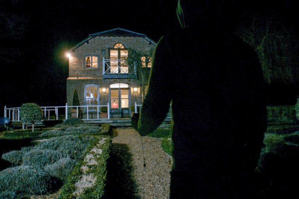 Bild 1 von 1: A figure watches Morgan's house.