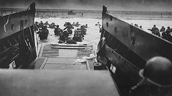 Bild 1 von 2: Allein am 6. Juni 1944 bringen die Alliierten in der Normandie von 5.300 Schiffen aus 154.000 Soldaten und 1.500 Panzer unter schwerstem Beschuss an Land.