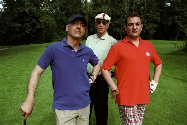 Bild 1 von 18: Zu allem Überfluss hat Otto (Hasan Ali Mete, r.) Felix (Christoph M. Ohrt, l.) ein Golfturnier eingebrockt - ausgerechnet mit Rechtsanwalt Kurt Wiener (Wolf Roth, M.), dem gegnerischen Anwalt im Liebesbrief-Prozess. Doch am Tag der Entscheidung läuft Felix, der sich zwischenzeitlich seine bislang verborgenen Gefühle von der Seele geschrieben hat, zum Erstaunen aller zur Höchstform auf!