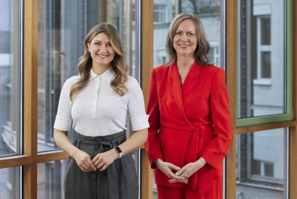 Bild 1 von 1: Sandra Müller (l.) und Ute Wellstein