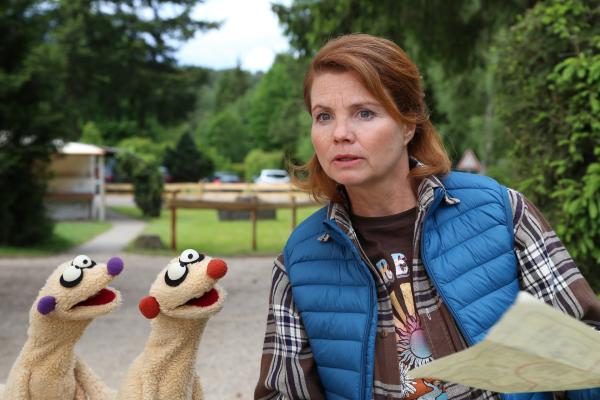 Bild 1 von 5: Die Campingplatzbesitzerin (Annette Frier) und die Erdmännchen finden eine Schatzkarte.