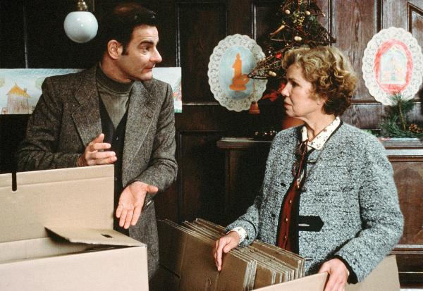 Bild 1 von 5: Erst in letzter Sekunde merkt Anna Stolberg (Witta Pohl), dass ihr Stellvertreter Jürgen Hertweck (Heinrich Schafmeister) hinter ihrem Rücken die Schließung des Waisenhauses betrieben hat.