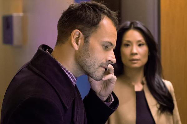 Bild 1 von 22: Als die Leiche eines reichen Finanzmanagers gefunden wird, müssen Holmes (Jonny Lee Miller, l.) und Watson (Lucy Liu, r.) mit ihren Ermittlungen in die Welt der Hochfinanz einsteigen. Dabei kommen sie dahinter, dass der Tote der Kopf eines perfiden Schneeballsystems war ...