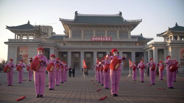 Bild 1 von 1: Tanzen für den Führer - auf öffentlichen Plätzen wird Kim Jong Un gefeiert.