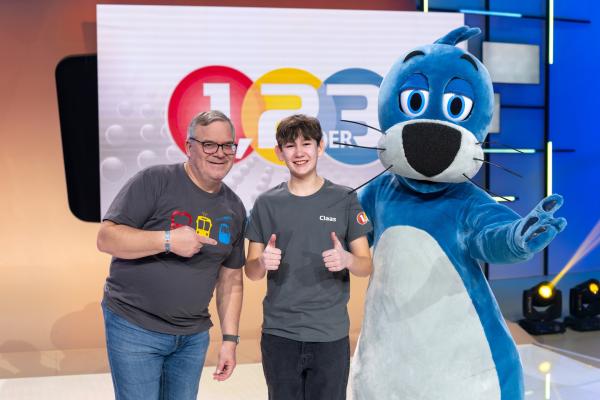 Bild 1 von 11: Claas (M.) hatte viel Spaß dabei, die Arbeit mit der Kamera kennenzulernen. Elton (l.) und Piet Flosse (r.) freuen sich mit ihm.