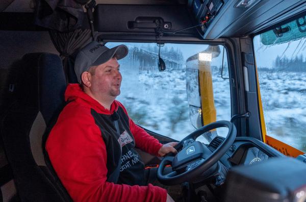 Bild 1 von 3: Timo Ilsemann räumt Schnee im Harz.