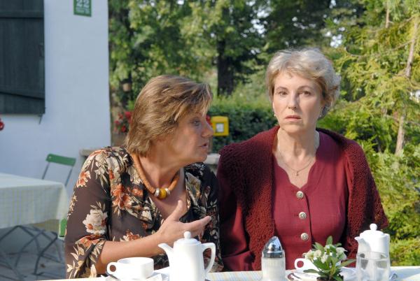 Bild 1 von 18: Im Bild: Rosl Grandauer (Marianne Rappenglück, l.) kann ihre Freundin Karin Weiß (Monica Grabs) kaum beruhigen, aber der steckt der Schock wegen des Mordes noch in den Knochen.