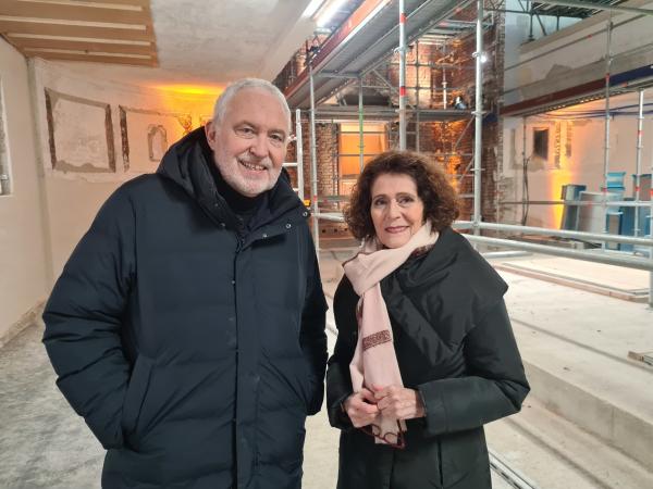 Bild 1 von 2: Die Publizistin Rachel Salamander, bekannt durch ihre Literaturhandlung im Jüdischen Museum München, hat einen gemeinnützigen Verein gegründet, der seit 12 Jahren daran arbeitet, die alte Münchener Synagoge im Originalzustand zu sanieren und für die Stadtgesellschaft zu öffnen. Über ihre Lebensgeschichte und ihr Engagement als Vermittlerin der jüdischen Kultur spricht Andreas Bönte mit Dr. Rachel Salamander in der Êºnachtlinie extraÊº.