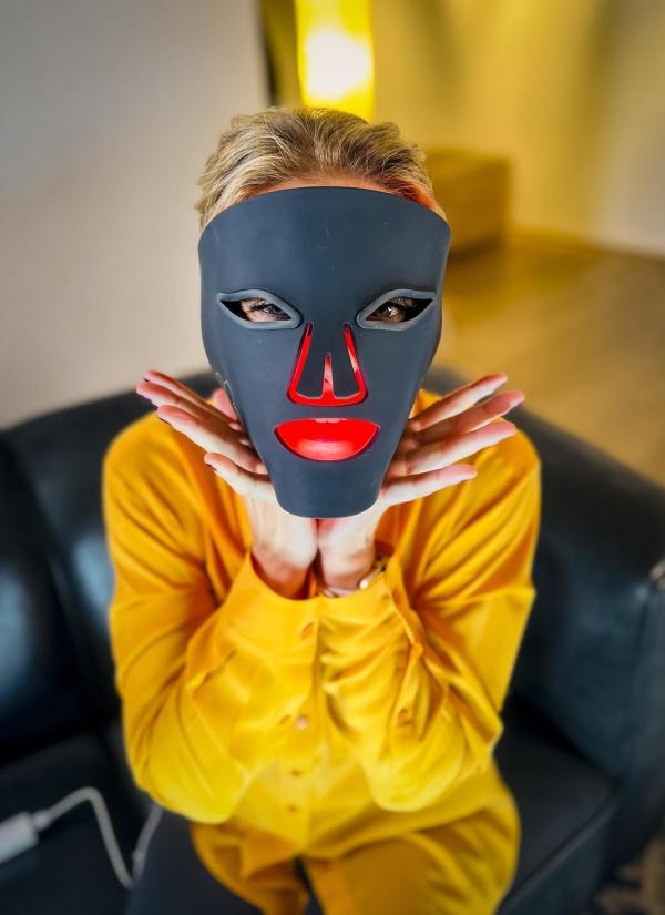 Bild 1 von 3: Im Bild: Dr. Christine Reiler testet eine Lichtmaske.