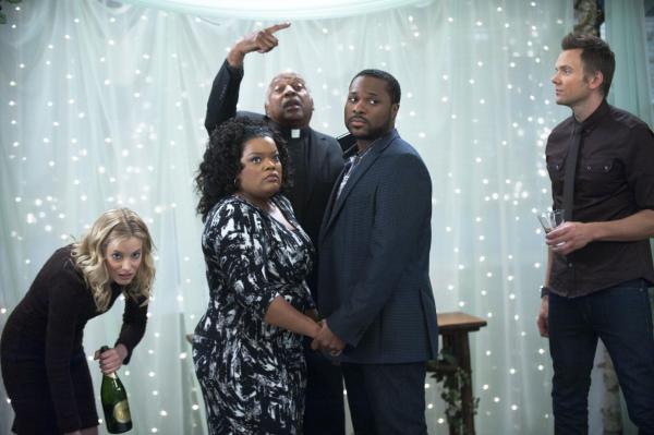 Bild 1 von 11: Britta (Gillian Jacobs, l.), Annie und Jeff (Joel McHale, r.) planen eifrig die Hochzeit. Doch dann vergisst Shirley (Yvette Nicole Brown, 2.v.l.) beinahe ihre Hochzeitsprobe und kommt zu spät. Andre (Malcolm-Jamal Warner, 2.v.r.) ist sauer ...