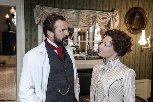 Bild 1 von 31: Im Bild: Sebastian Koch (Alfred Nobel), Birgit Minichmayr (Bertha von Suttner).