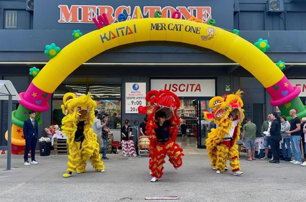 Bild 1 von 2: Eröffnung eines neuen chinesisch-italienischen Supermarkts in Prato: Innerhalb von wenigen Jahren bildete sich in der toskanischen Stadt eines der größten chinesischen Viertel Europas.