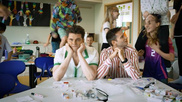 Bild 1 von 9: An der Berliner Anna-Lindh-Schule diskutieren Lutz van der Horst (l.) und Fabian Köster mit Grundschülern über das Thema Rauchen.